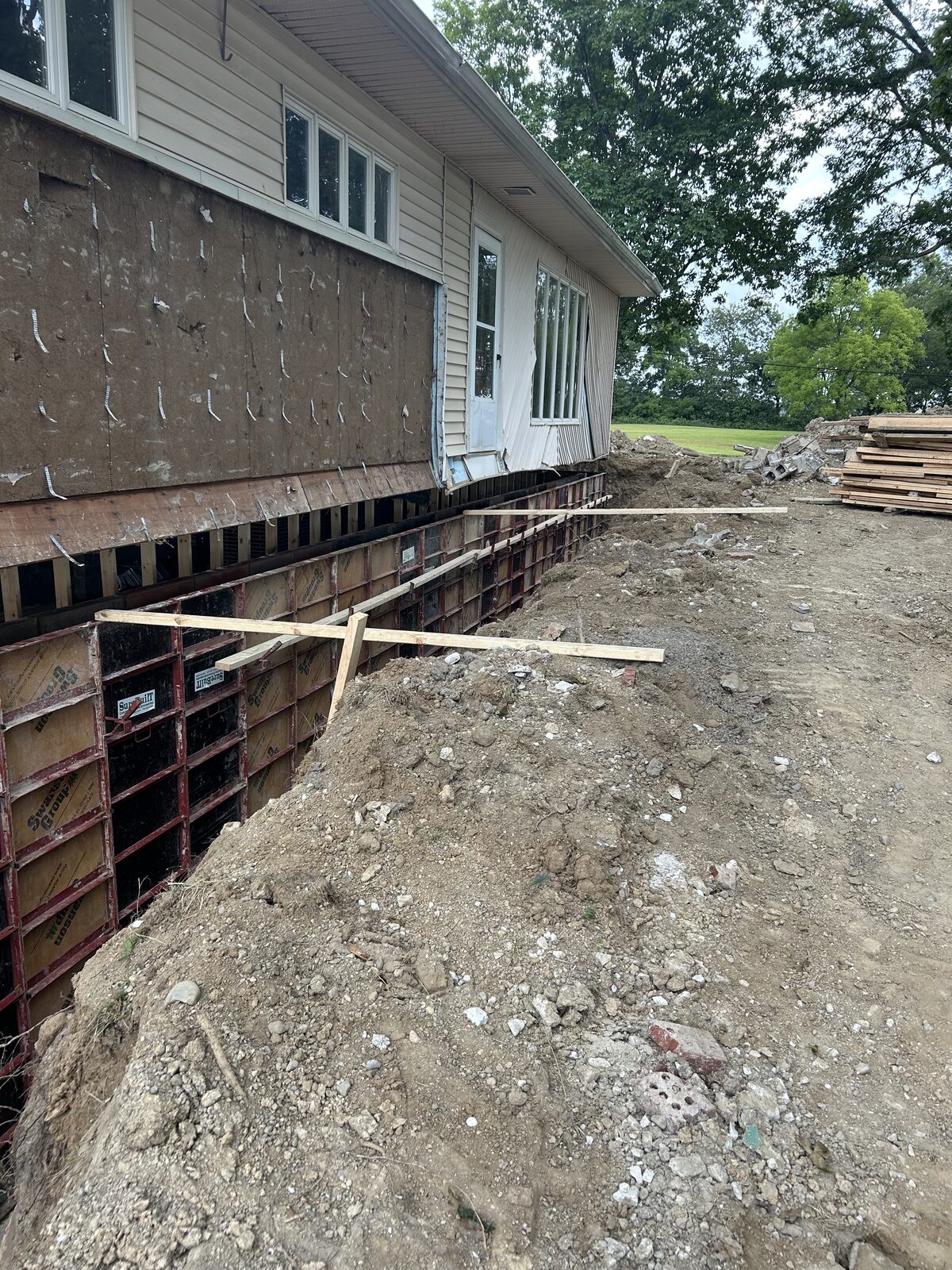 Poured residential concrete walls — photo 11