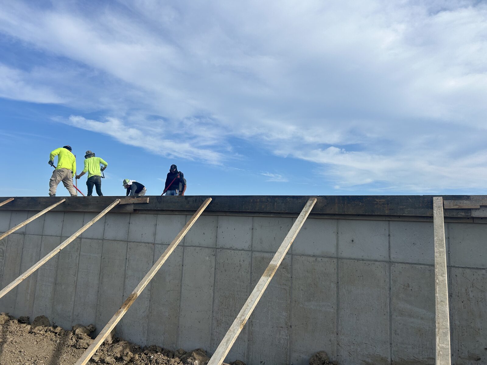 Poured residential concrete walls — photo 17